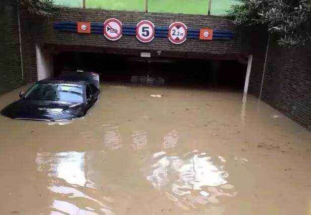  夏天暴雨多，车子不小心被水淹了怎么办？